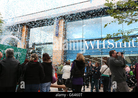 Ouverture du centre commercial Whiteley Village.Les gens se rassemblent pour l'ouverture du centre commercial de Whiteley Village Banque D'Images