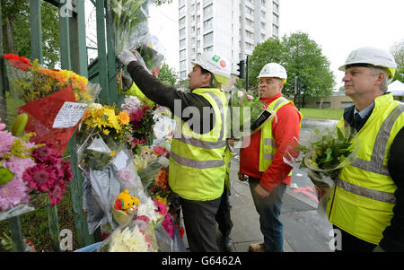 La scène à la jonction de la place de l'Artillerie et de la rue John Wilson, qui est devenue un sanctuaire pour le batteur Lee Rigby, assassiné mardi après-midi, et est devenu un point vocal pour les gens locaux de montrer leur sympathie et leur soutien, à Woolwich sud-est de Londres. Banque D'Images