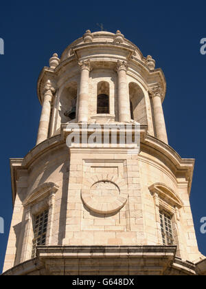 CADIX, ESPAGNE - 13 MARS 2016 : vue extérieure d'une des tours de la cathédrale de Cadix (Catedral de Santa Cruz de Cadix) Banque D'Images