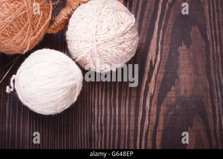 Écheveaux de fil de laine à tricoter sur une table Banque D'Images