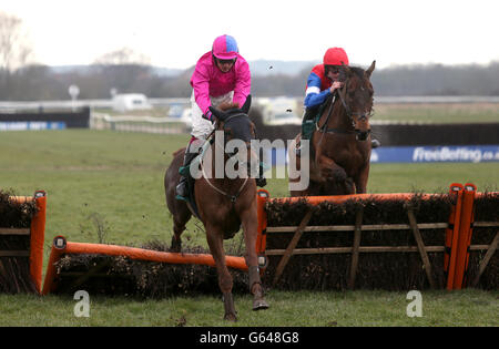 Courses hippiques - sauts finaux - Hippodrome de Warwick.Le craquage, criblé par James Banks, saute devant High ville, criblé par Tom Bellamy (à droite) lors de l'hoplotpas des novices de Thwaites Banque D'Images