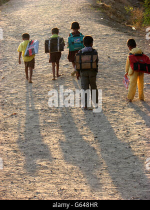 Village des Enfants de l'école en Inde Banque D'Images