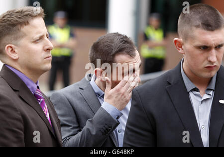 Gareth Cleminson (au centre), petit ami de Nicola Hughes, devant la Cour de justice de Preston après que Dale Cregan ait appris aujourd'hui qu'il mourrait en prison pour les meurtres de Nicola Hughes, 23 ans, et Fiona Bone, 32 ans, et d'un père et fils David Short, 46 ans, et Mark, 23 ans. Banque D'Images