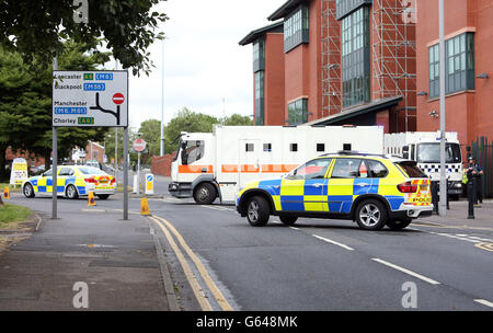 Un van de prison quitte la Cour de la Couronne de Preston après que Dale Cregan ait appris aujourd'hui qu'il mourrait en prison pour les meurtres de la police Nicola Hughes, 23 ans, et de Fiona Bone, 32 ans, et d'un père et fils David Short, 46 ans, et de Mark, 23 ans. Banque D'Images