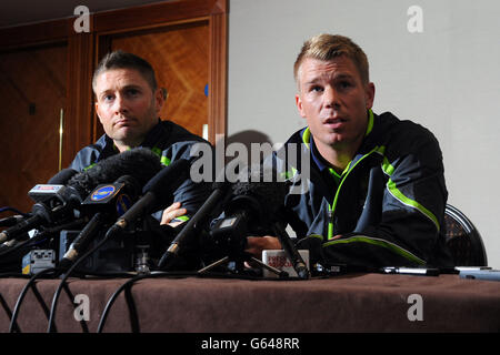 David Warner (à droite) en Australie et Michael Clarke lors du match du Trophée des champions de l'ICC au Royal Garden Hotel, Londres. Banque D'Images