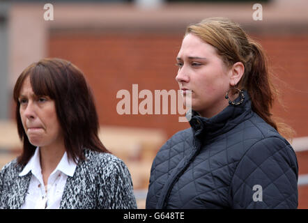 L'épouse de David Short Michelle Kelly (à gauche) et la sœur de Mark Short (à droite, nom inconnu) devant la Cour de justice de Preston après que Dale Cregan ait appris aujourd'hui qu'il mourrait en prison pour les meurtres de la policewomen Nicola Hughes, 23 ans, et de Fiona Bone, 32 ans, et d'un père et d'un fils David Short, 46 ans, Et Mark, 23. Banque D'Images