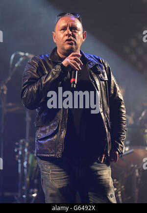 Shaun Ryder de Happy Mondays se présentant sur la scène de Big Top, au festival de l'île de Wight, à Seaclose Park, Newport, île de Wight. Banque D'Images