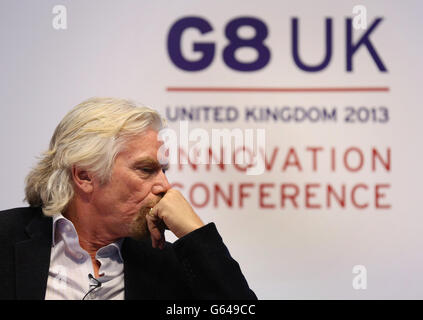 Sir Richard Branson, fondateur et président du Groupe Virgin, s'entretient avec les délégués lors du Sommet de l'innovation du G8 au Siemens Crystal Building, à Londres. Banque D'Images