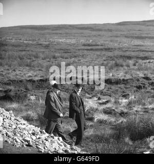 Eric Cunningham, chef de l'équipe du crime régional du Nord-Ouest (chapeau de lanceur, à droite), arrivant sur la scène du crime à Saddleworth Moor, près de Woodhead, où des écrans ont été érigés lors d'une fouille policière. Banque D'Images