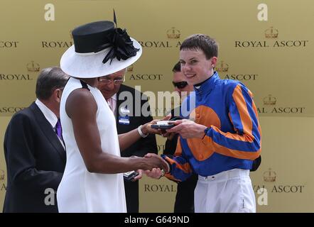 Denise Lewis présente le trophée du jockey Joseph O'Brien (à droite) après avoir remporté les enjeux du Jersey avec Gale Force Ten au cours du deuxième jour de la rencontre de Royal Ascot à l'hippodrome d'Ascot, dans le Berkshire. Banque D'Images