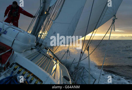 RAM Martynoga d'Édimbourg fixe son harnais de sécurité sur le jackstay du Clipper de Glasgow, qui traverse le golfe de Gascogne pendant la première partie de la course de bateau Round the World Yacht Race 2002 du Clipper de Liverpool à Cascais au Portugal. Depuis le Portugal, ils continueront sur Cuba, Hawaï, Hong Kong, Maurice et New York. Banque D'Images