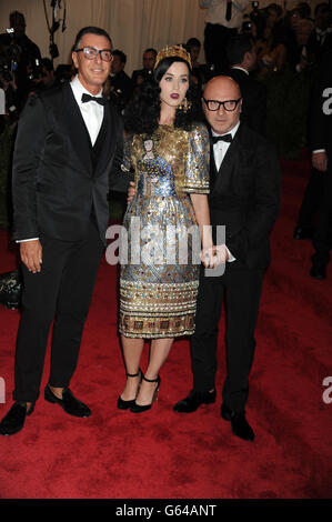 Stefano Gabbana, Katy Perry et Domenico Dolce assistent au gala « Punk »: Chaos to Couture » de l'Institut de costume avantage met au Metropolitan Museum de New York. Banque D'Images