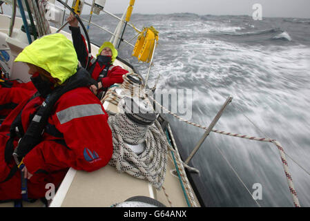 Dave Bright (à droite) dirige le Clipper de Glasgow en traversant le golfe de Gascogne pendant la première étape du Clipper 2002 Round the World Yacht Race de Liverpool à Cascais au Portugal.Depuis le Portugal, ils continueront sur Cuba, Hawaï, Hong Kong, Maurice et New York. Banque D'Images