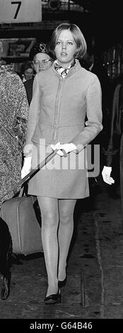 Emma Soames, 18 ans, fille de M. Christopher Soames et petite-fille de Sir Winston Churchill et de la baronne Spencer-Churchill qui ont mené un animal de compagnie de famille à la Golden Arrow accompagné de sa famille à la gare Victoria. Elle part pour Paris avec ses parents et sa sœur, où son père occupe son poste d'ambassadeur britannique. Banque D'Images