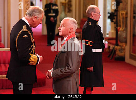 Co-fondateur de Stonewall et de l'ancien EastEnder Michael Cashman reçoit sa médaille du commandant de l'Empire britannique (CBE) du Prince de Galles lors d'une cérémonie d'investiture à Buckingham Palace, dans le centre de Londres. Banque D'Images