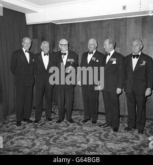 Le maréchal de la RAF Sir Arthur 'Bomber' Harris avec les vétérans de la raid de Dambusters à l'hôtel Grosvenor House de Londres, lorsque plus de 700 vétérans du Commandement de l'bombardier de la Seconde Guerre mondiale ont assisté à un dîner de réunion pour souligner le 85e anniversaire de leur ancien commandant en chef. (De gauche à droite) Bill Townsend, le maréchal de l'air Sir Harold Micky Martin, Sir Arthur, Geoff Rice, David 'Dave' Shannon et Basil Feneron. Banque D'Images