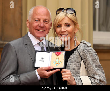 Co-fondateur de Stonewall et de l'ancien EastEnder Michael Cashman avec l'ami Michelle Collins après avoir reçu sa médaille du commandant de l'Empire britannique (CBE) du Prince de Galles lors d'une cérémonie d'investiture à Buckingham Palace, dans le centre de Londres. Banque D'Images