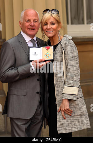 Co-fondateur de Stonewall et de l'ancien EastEnder Michael Cashman avec l'ami Michelle Collins après avoir reçu sa médaille du commandant de l'Empire britannique (CBE) du Prince de Galles lors d'une cérémonie d'investiture à Buckingham Palace, dans le centre de Londres. Banque D'Images