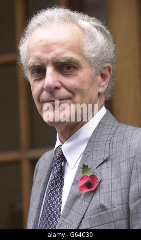 Dr Clement Alun Jones Dr Alun Jones arrivant au Conseil médical général de Londres, où il a admis qu'il ne pouvait pas « contrôler » sa femme après avoir appris qu'elle avait contacté ses patients et leur avait demandé de l'argent, généralement autour de 10,000 chacun. * les anciens patients du Dr Jones comprenaient la duchesse de Kent, l'acteur Tom Cruise et l'actrice Catherine Zeta Jones. Le Dr Jones savait que sa femme avait eu accès aux dossiers confidentiels des patients depuis son bureau, mais qu'elle n'avait pas pris les mesures nécessaires pour l'empêcher de le faire à plusieurs reprises, il a été allégué. Tracey McNeill, directrice de l'hôpital de Thames Valley Banque D'Images