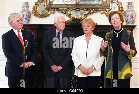 Tanaiste Eamon Gilmore avec des Aînés (2e gauche - droite) ancien président des États-Unis, ancien premier ministre de Norvège Gro Harlem Brundtland et ancienne présidente irlandaise Mary Robinson lors d'une conférence de presse à la Maison Iveagh, Dublin. Banque D'Images