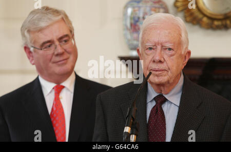 Tanaiste Eamon Gilmore (à gauche) avec l'ancien président des États-Unis et l'aîné Jimmy carter lors d'une conférence de presse à Iveagh House, Dublin. Banque D'Images