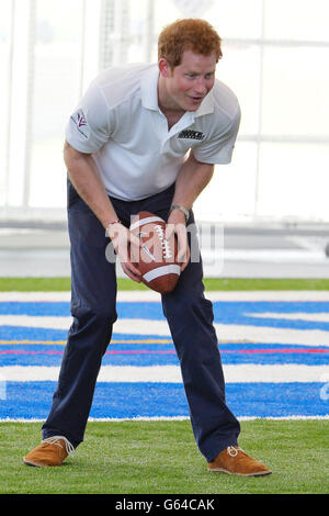 Le Prince Harry détient un ballon de football américain au centre d'entraînement de football américain en salle, à la base de l'US Air Force Academy à Colorado Springs, aux États-Unis, pendant les Warrior Games. Banque D'Images