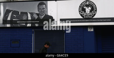 Une vue générale des fans passant devant les bannières David Moyes après le match de la Barclays Premier League à Goodison Park, Liverpool.APPUYEZ SUR ASSOCIATION photo.Date de la photo dimanche 12 mai 2013.Voir PA Story SOCCER Everton.Le crédit photo devrait se lire comme suit : Lynne Cameron/PA Wire. Banque D'Images