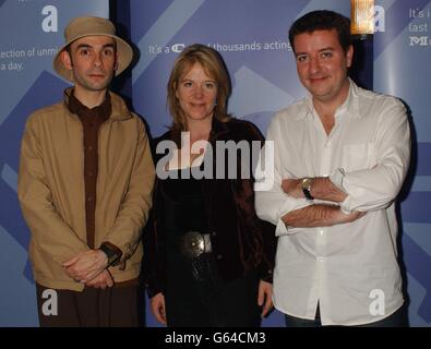 Le gagnant du prix du film de short classique TCM (Turner Classic Movies) 2002, le réalisateur Gerald McMorrow (à droite) qui a remporté avec son film Thespian X, avec la finaliste Jake Knight, qui a dirigé Salarman 6, et Hannah Rothschild, troisième placée. * qui a dirigé Eddie Loves Mary, à la fête de l'après-spectacle chez Garaald dans le centre de Londres, après la cérémonie de remise des prix qui s'est tenue au NFT sur la rive sud. Banque D'Images