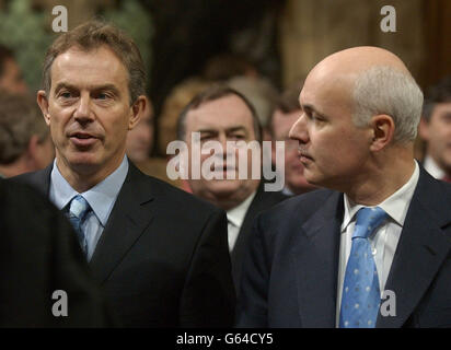 : le Premier ministre Tony Blair (à gauche) et le leader de l'opposition Ian Duncan Smith quittent la Chambre des communes pour que la Chambre des Lords entende le discours de la reine Elizabeth II lors de l'ouverture du Parlement à Londres. Banque D'Images