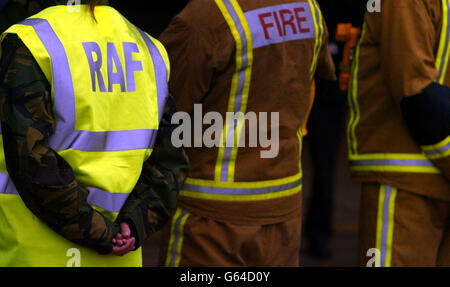 Les membres de l'équipe d'incendie de la RAF se préparent à fournir une couverture lorsque le syndicat des brigades d'incendie commence leur grève. L'un des officiers supérieurs impliqués dans la mise en place de l'opération a été sincère en disant aux journalistes qu'elle ne répliquera pas le service normalement fourni. * par les pompiers locaux. Banque D'Images