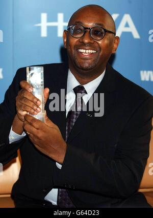 Howard Brown - de la publicité télévisée d'Halifax - le gagnant du prix « spécial-challenlly » pose aux photographes lors du 12e spectacle et des lunettes de soleil portant l'année Awards aux Roof Gardens à Kensington. Banque D'Images