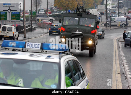 Une Déesse verte est escortée par une voiture de police sur la route de Wakefield, avant la grève nationale par le Syndicat des brigades d'incendie. Banque D'Images