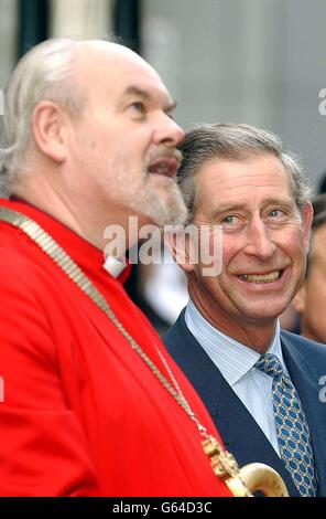 L'évêque de Londres, le très Rév Richard Chartres, accompagne HRH le Prince de Galles, à l'ouverture officielle du Centre de réconciliation et de paix de Saint-Ethelburga, qui a été réconstruit après la destruction de l'église en 1993, * par la bombe Bishopsgate de l'IRA. Banque D'Images