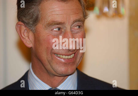 L'évêque de Londres, le très Rév Richard Chartres, accompagne HRH le Prince de Galles, à l'ouverture officielle du Centre de réconciliation et de paix de Saint-Ethelburga, qui a été réconstruit après la destruction de l'église en 1993, * par la bombe Bishopsgate de l'IRA. Banque D'Images