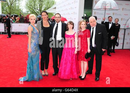 (G-D) Helen George, Miranda Hart, Ben Caplan, Bryony Hannah, Laura main et Cliff Parisi arrivent pour les prix de télévision de l'Académie britannique Arqiva 2013 au Royal Festival Hall, Londres. Banque D'Images