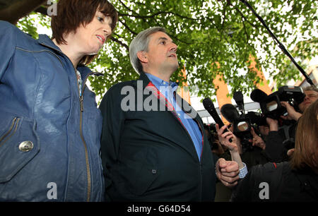 L'ancien ministre et député d'Eastleigh, Chris Huhne, avec son conseiller en relations publiques Carina Trimingham, est confronté aux médias lors de sa sortie de prison qu'il a décrite comme une expérience d'humilité et de sobriété à Clerkenwell, Londres. Banque D'Images