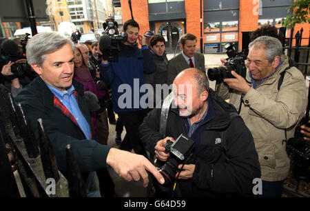 Chris Huhne, ancien ministre du Cabinet et député d'Eastleigh, est confronté aux médias sur sa libération de prison qu'il a décrite comme une expérience d'humilité et de sobriété à Clerkenwell, Londres. Banque D'Images