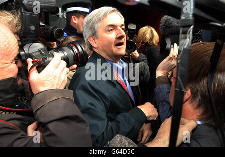 Chris Huhne, ancien ministre du Cabinet et député d'Eastleigh, est confronté aux médias sur sa libération de prison qu'il a décrite comme une expérience d'humilité et de sobriété à Clerkenwell, Londres. Banque D'Images