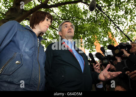 L'ancien ministre et député d'Eastleigh, Chris Huhne, avec son conseiller en relations publiques Carina Trimingham, est confronté aux médias lors de sa sortie de prison qu'il a décrite comme une expérience d'humilité et de sobriété à Clerkenwell, Londres. Banque D'Images