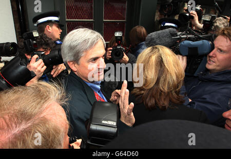 Chris Huhne, ancien ministre du Cabinet et député d'Eastleigh, est confronté aux médias sur sa libération de prison qu'il a décrite comme une expérience d'humilité et de sobriété à Clerkenwell, Londres. Banque D'Images