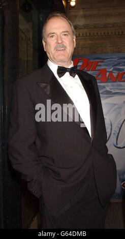 L'acteur et comédien John Cleese arrive pour la première mondiale du nouveau film de James Bond, « Die Another Day », auquel assistait la reine Elizabeth II de Grande-Bretagne, au Royal Albert Hall.* 06/02/03 Un juge de la haute Cour a statué, sur le montant des dommages que M. Cleese devrait recevoir d'un journal à la suite de la publication d'un article méchant sur son déménagement en Amérique.Cette décision fait suite à une audience tenue récemment à Londres au cours de laquelle M. Cleese, 63 ans, a témoigné devant le juge Eady via une liaison vidéo depuis son domicile en Californie. Banque D'Images