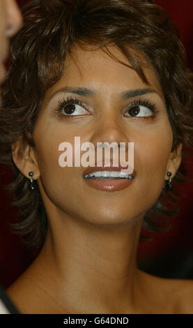 L'actrice Halle Berry arrive pour la première mondiale du nouveau film James Bond « Die Another Day » en présence de la reine Elizabeth II, au Royal Albert Hall. Banque D'Images