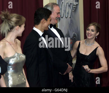 Madonna partage une blague avec John Cleese en attendant en file d'attente pour rencontrer la reine Elizabeth II et le duc d'Édimbourg à la première de « Die Another Day », au Royal Albert Hall. Banque D'Images