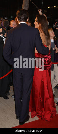 Pierce Brosnan et son partenaire Keely Shaye Smith arrivent pour la première mondiale du nouveau film de James Bond, « Die Another Day », auquel assistait la reine Elizabeth II de Grande-Bretagne, au Royal Albert Hall. Banque D'Images