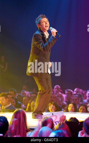 David Sneddon chante pendant le spectacle en direct de la BBC 1's Fame Academy, aux Shepperton Studios de Londres. Banque D'Images