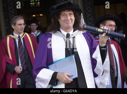 Grand guitariste et astronome amateur Brian May à St Albans, après avoir reçu un doctorat honorifique en sciences de l'Université de Hertfordshire. Plus célèbre maintenant pour les guitares plutôt que pour les étoiles, mai 55, était un étudiant accompli en astronomie à l'Imperial College de Londres. * il travaillait sur son doctorat quand sa carrière de rock star a pris le dessus et pendant qu'il a maintenu un vif intérêt pour l'astronomie, il n'a jamais terminé le diplôme. Banque D'Images