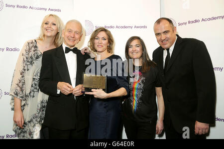 Le présentateur John Humphrys (2e à gauche) avec Cerys Matthews (au centre) et son équipe BBC 6 Music, qui a remporté le prix « Cerys on 6 » de la chaîne Music radio de l'année, aux Sony radio Academy Awards, au Grosvenor House Hotel, dans le centre de Londres. Banque D'Images