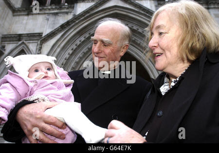 Le révérend Ray Owens se tient devant la High court, dans le centre de Londres, avec sa femme Janice et sa petite fille de quatre mois et demi, Ella. * le révérend Owen a accepté un règlement hors cour avec l'Église, après son combat pour rester dans sa maison de presbytère, après avoir été retiré de son poste de 'Recteur d'équipe' pour Hanley dans le diocèse de Litchfield, près de Stoke on Trent. Le pasteur Owen s'est engagé à poursuivre sa lutte, avec l'aide de l'AMICUS, pour modifier la loi afin de donner au clergé des droits à l'emploi. Banque D'Images