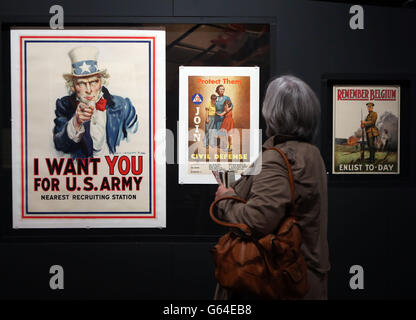 Une femme voit une affiche de l’armée américaine exposée dans le cadre de l’exposition propagande : pouvoir et persuasion à la British Library, dans le centre de Londres. Banque D'Images