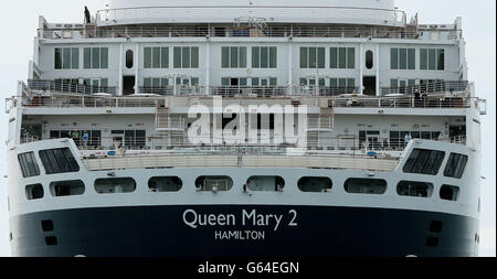 L'un des plus grands paquebots, le RMS Queen Mary II comme il fait son premier séjour à Dun Laoghaire. Banque D'Images